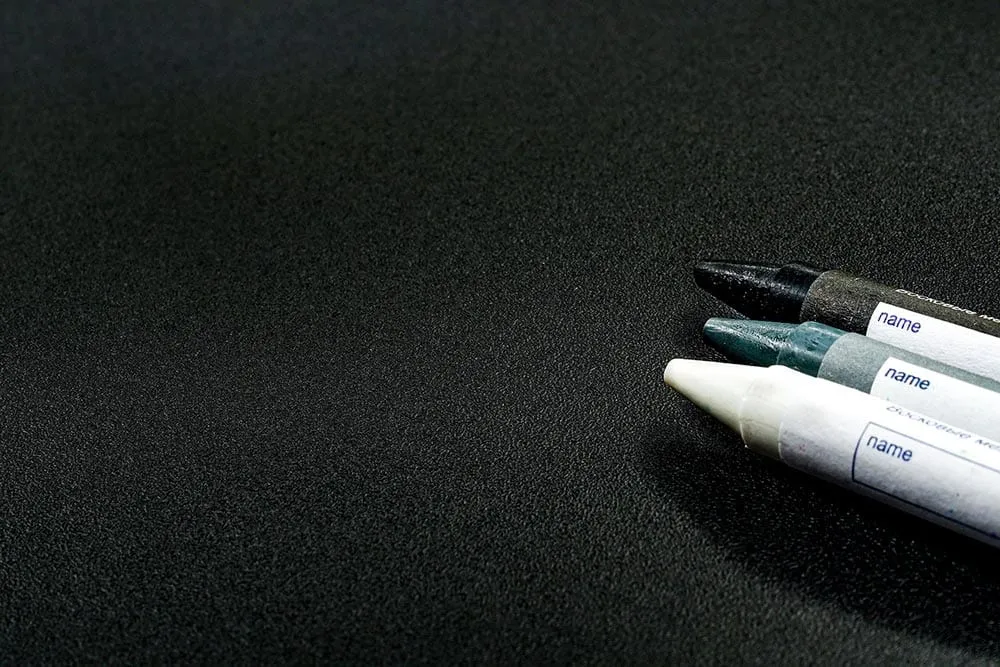 Visuel Cover Styl' : gros plan sur le petit grain du Noir Mat, trois crayons posés en surface