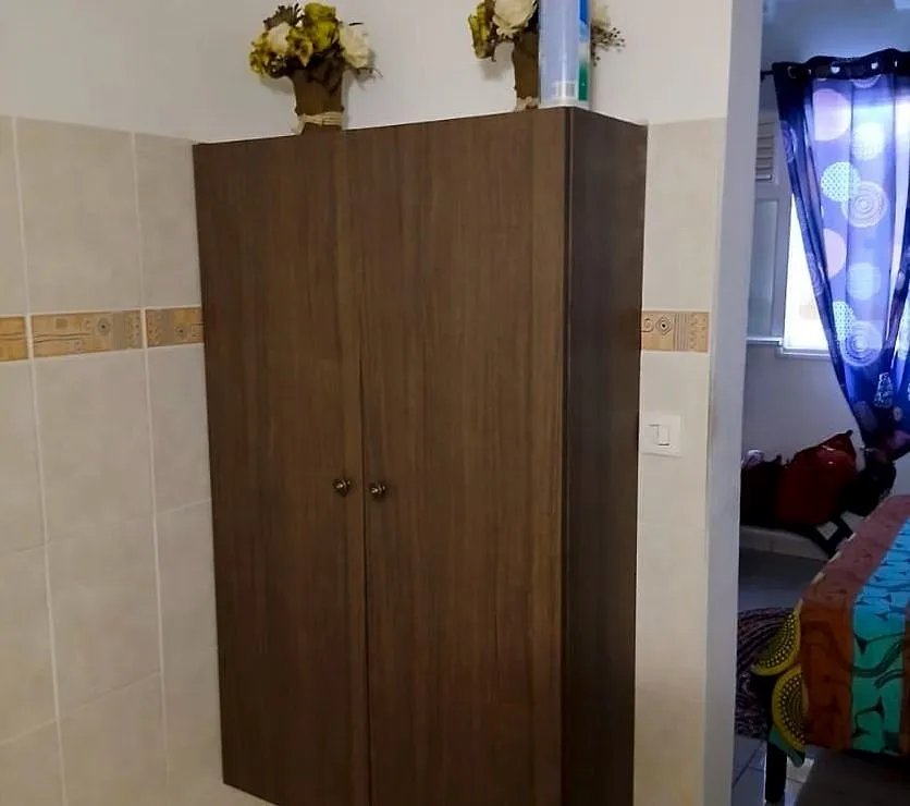 Le même placard habillé d'un film vinyle bois foncé, avec boutons