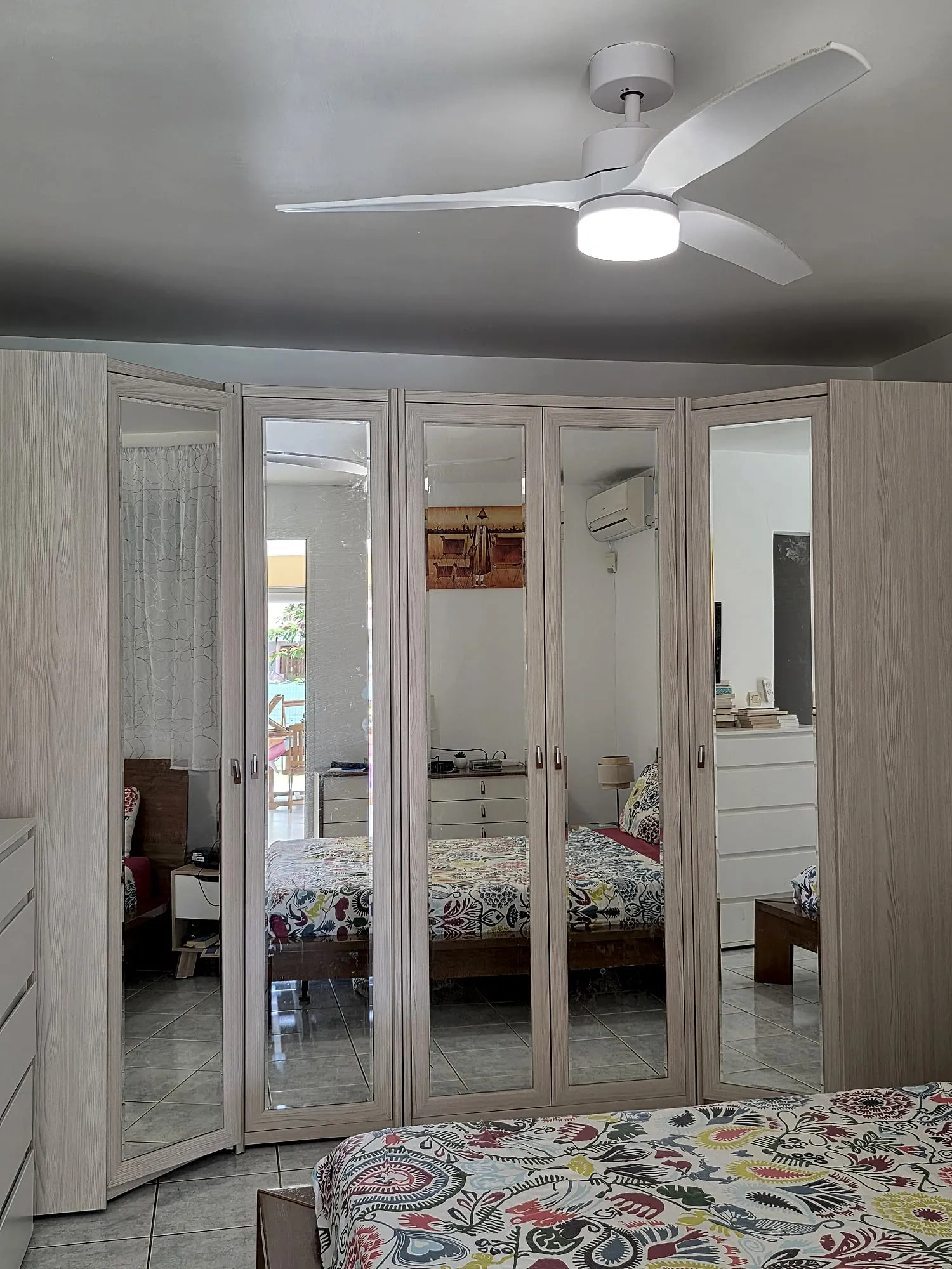 Le même dressing, encadrements des miroirs passés au blanc