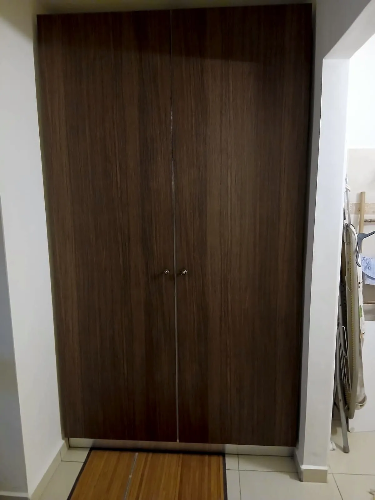 La même armoire habillée d'un film vinyle bois foncé