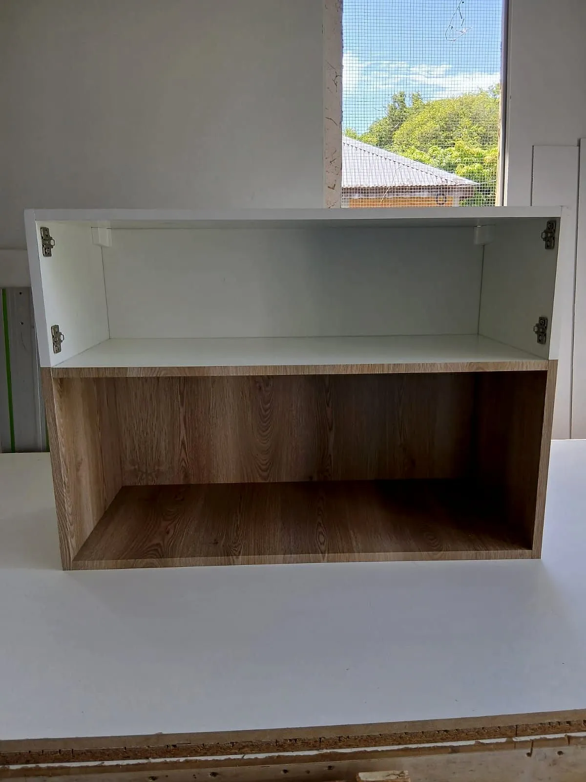 Caisson blanc à étagère, en cours de montage