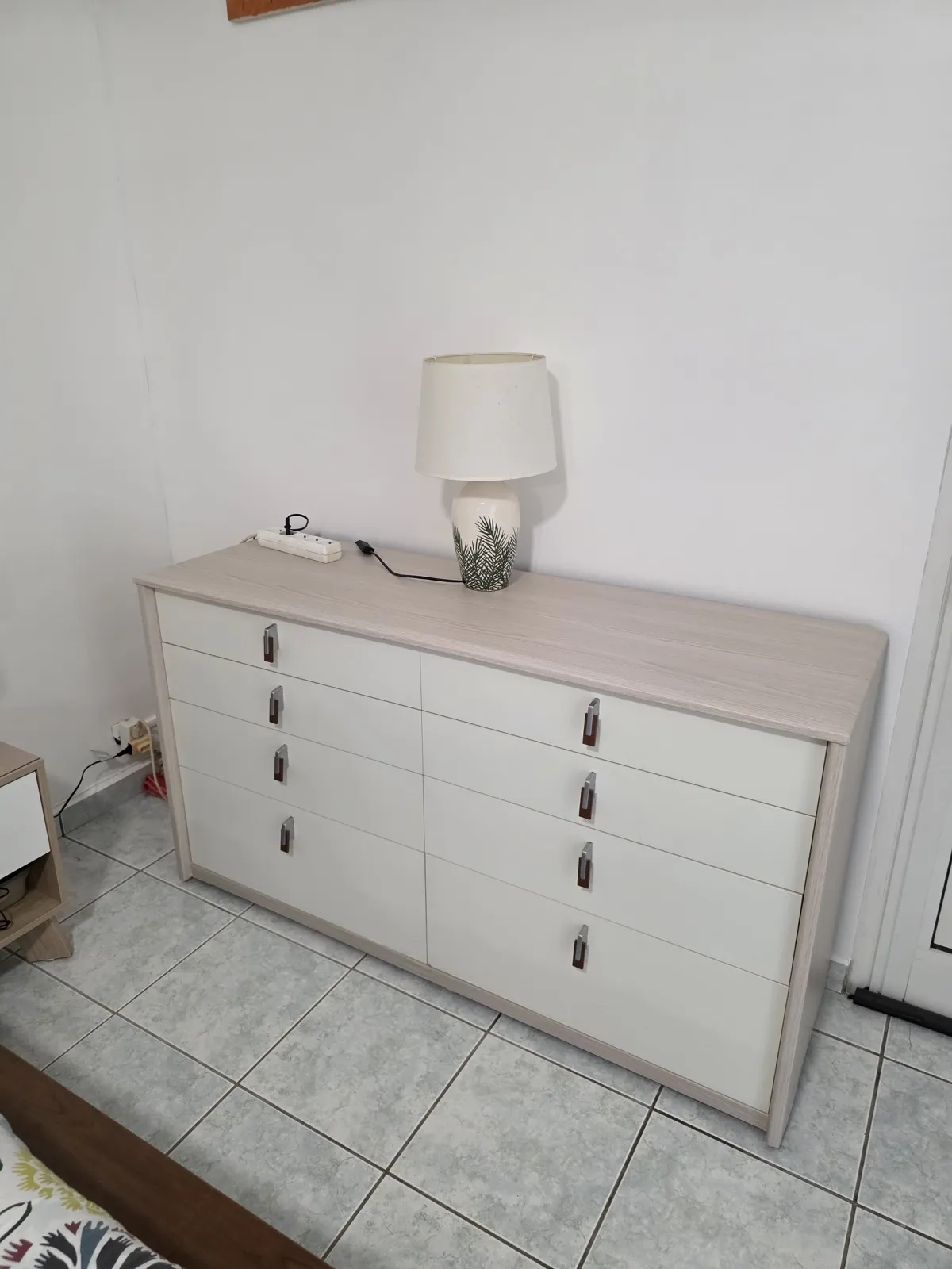 Commode de chambre habillée d'un décor bois clair