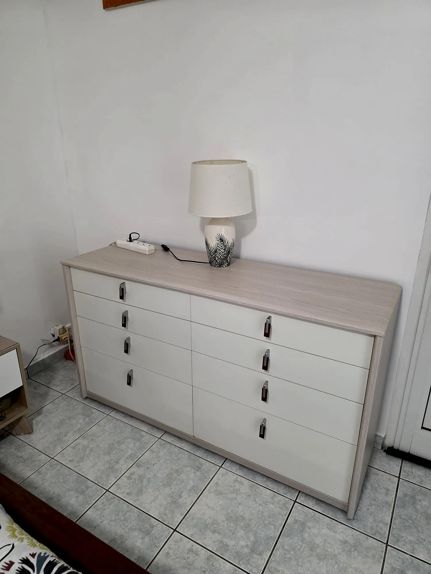 La même commode, cadre repris en bois clair, tiroirs blancs