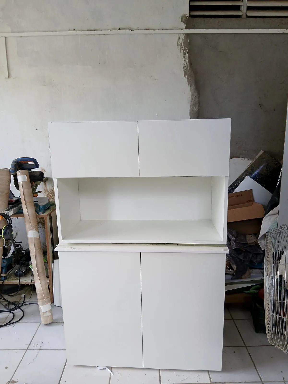 Le meuble assemblé vu de face, portes blanches fermées