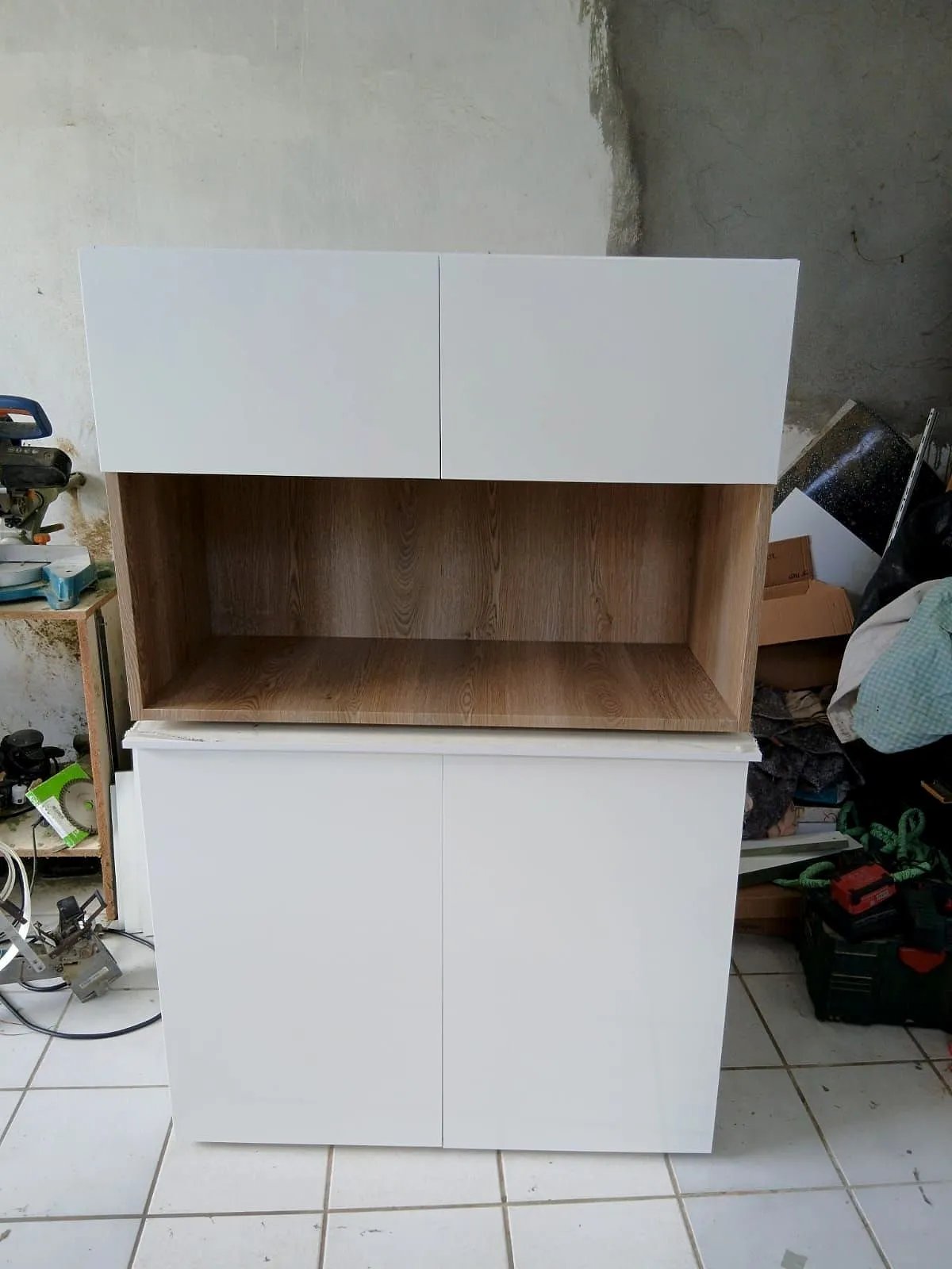 Meuble sur mesure assemblé à l'atelier : caissons bas blancs, niche bois, caissons hauts blancs