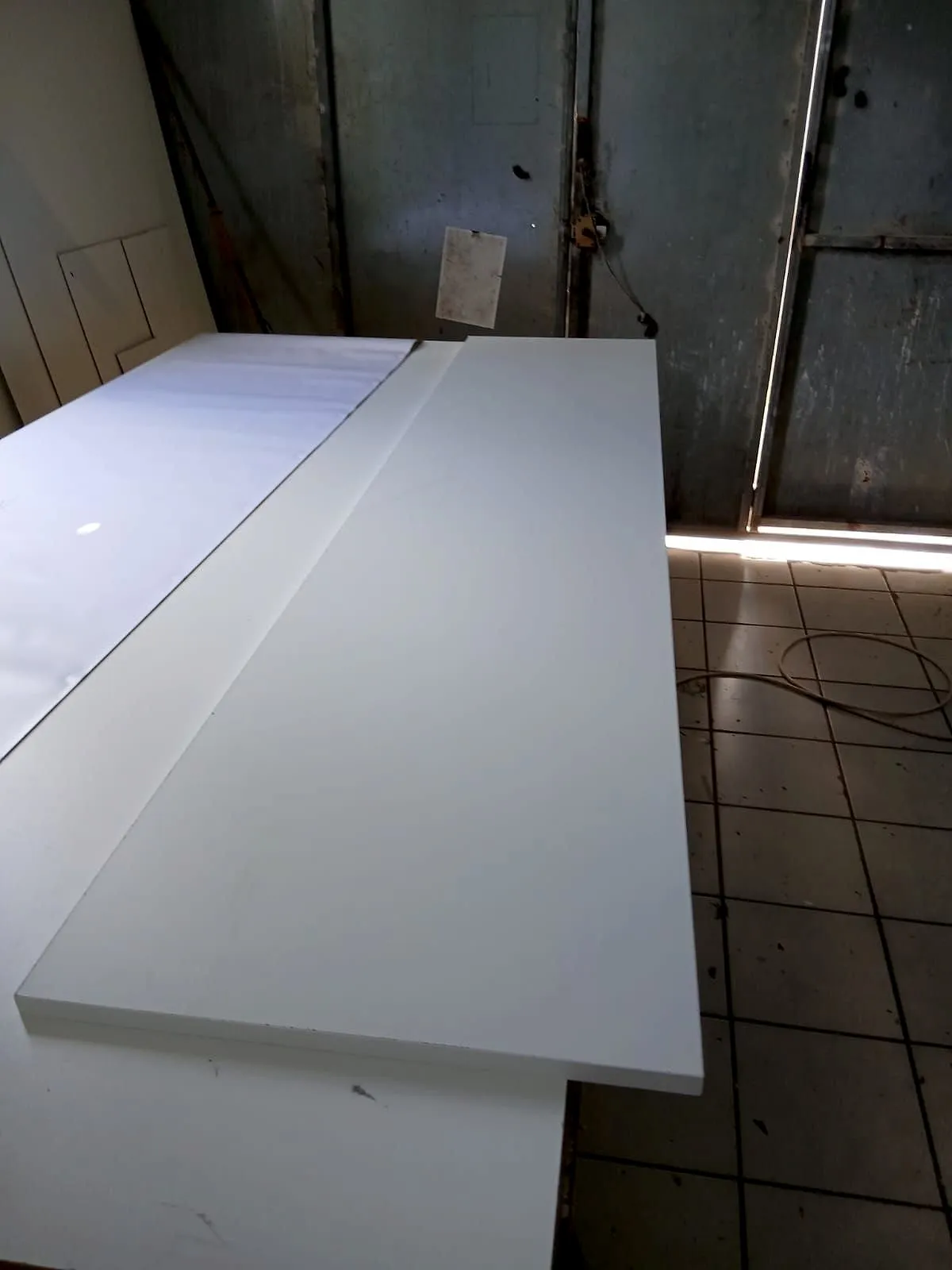 Panneaux blancs prêts, empilés à l'atelier