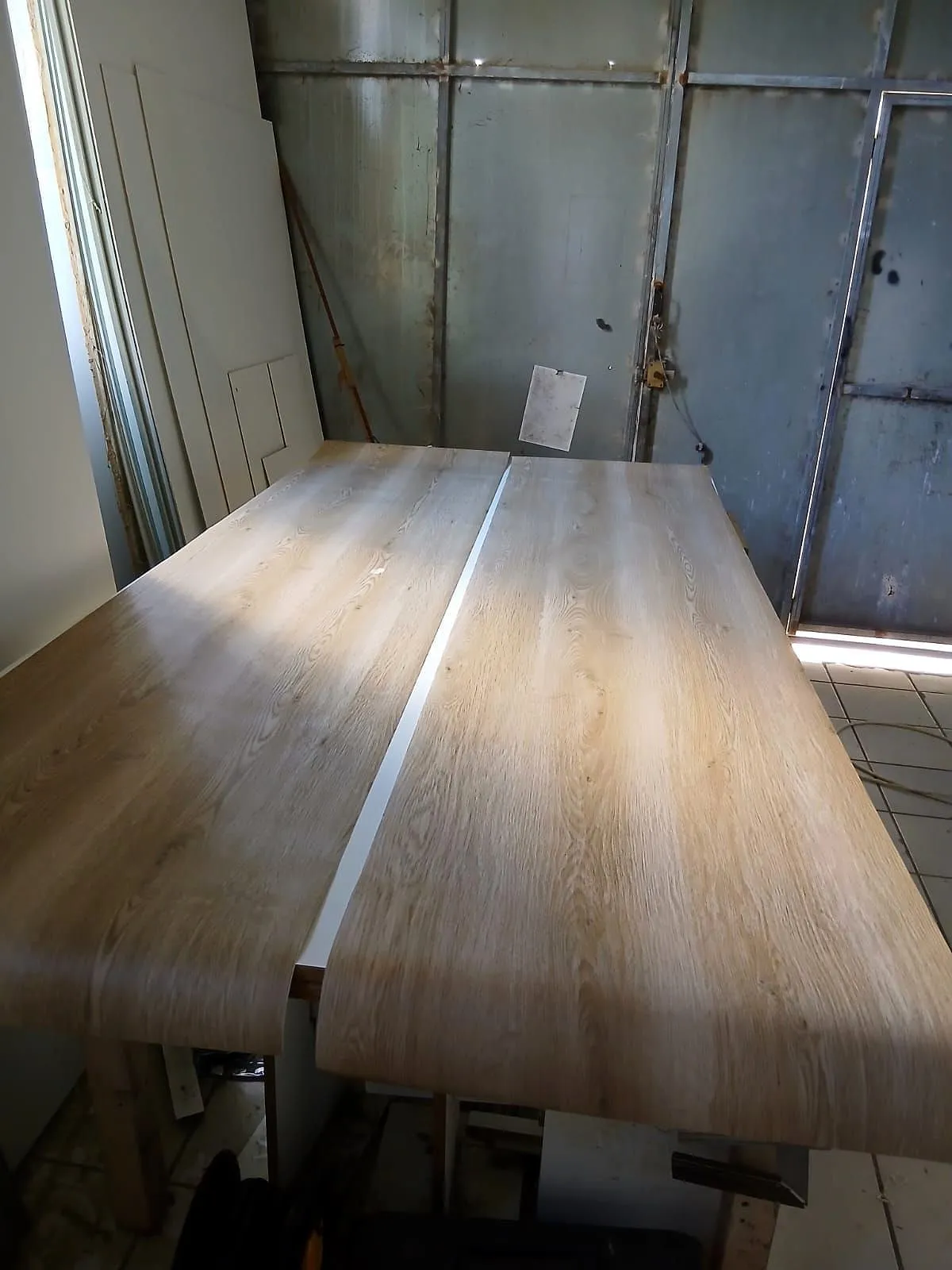 Grand panneau recouvert d'un film décor bois, à l'atelier