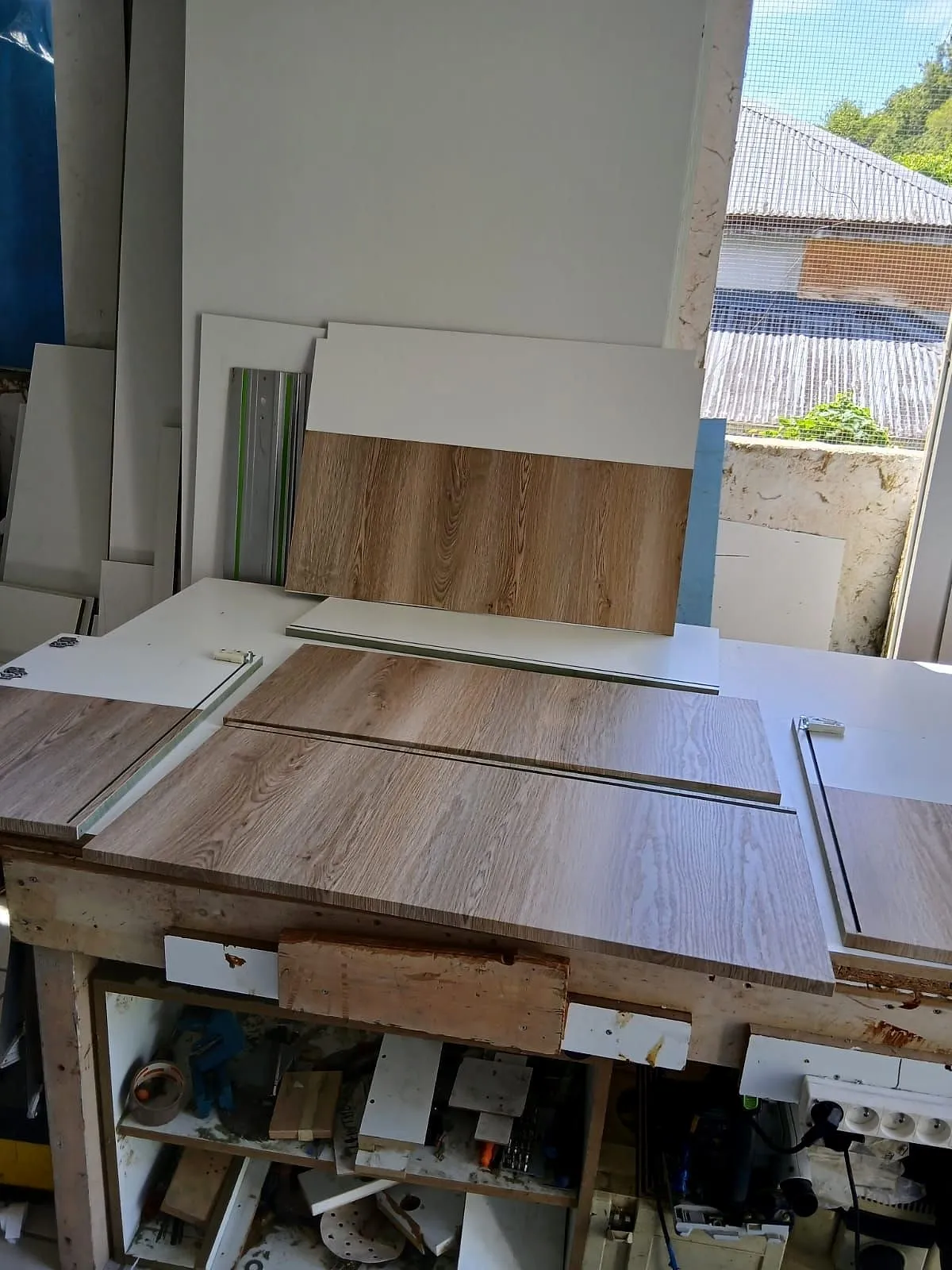 Plateau recouvert de film décor bois, à l'atelier