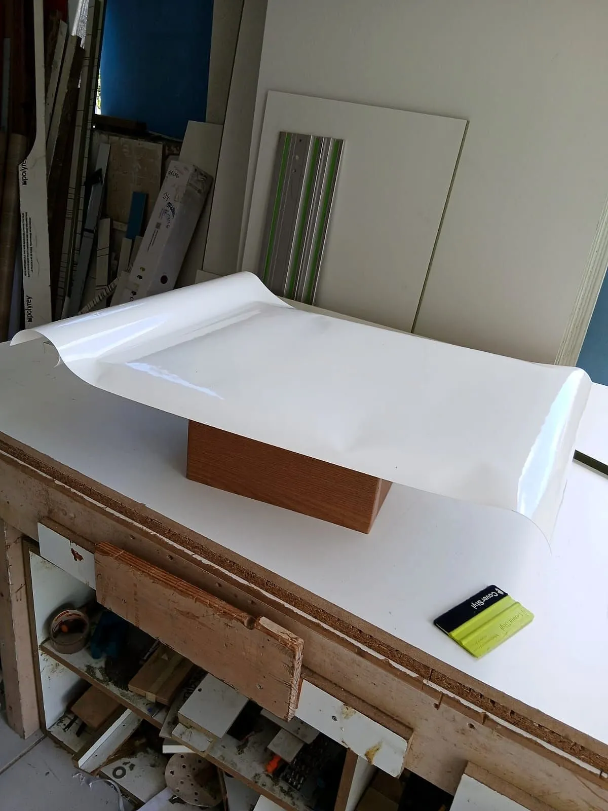 Porte recouverte de film blanc sur l'établi
