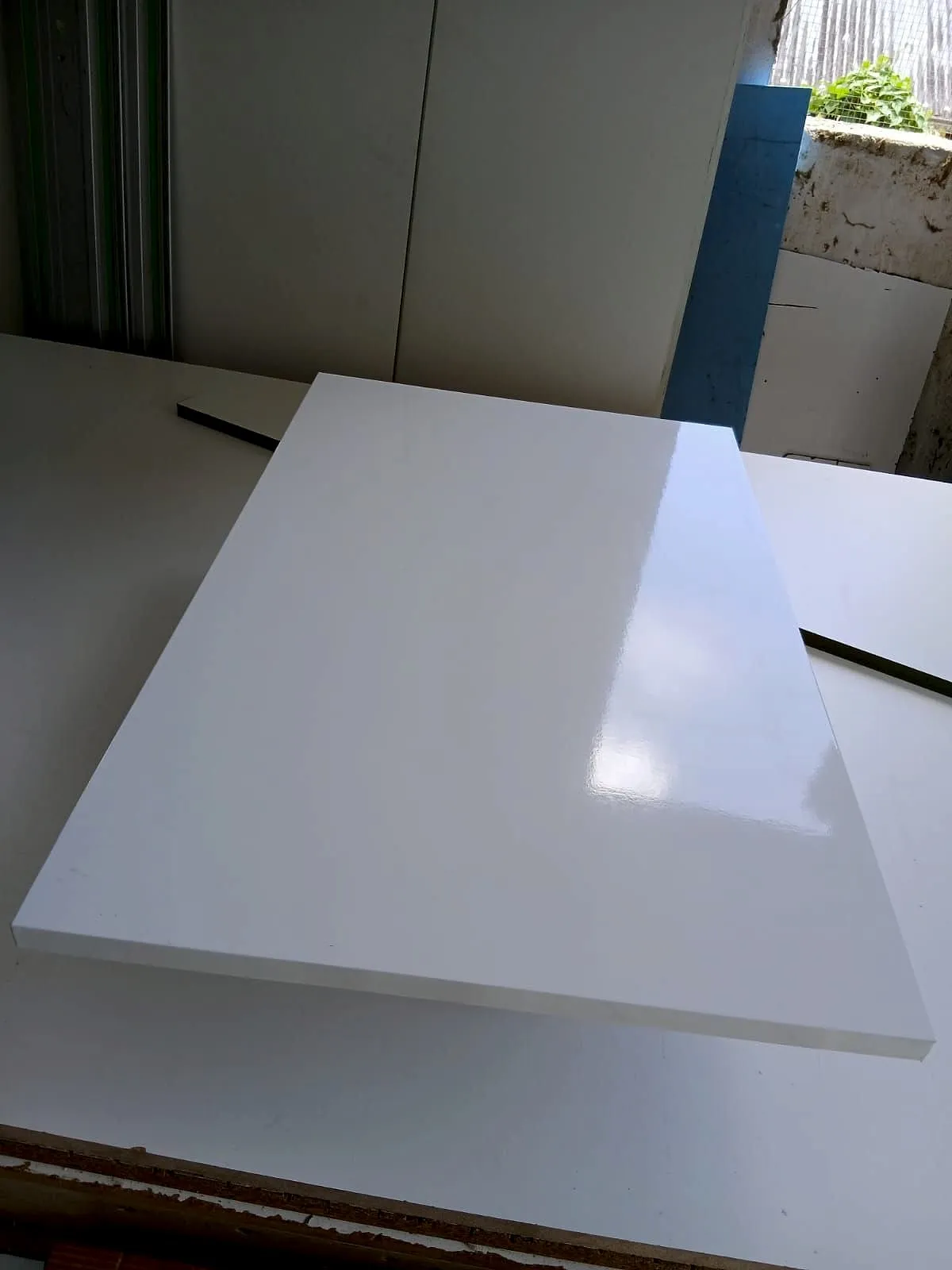 Porte blanche terminée, posée à plat