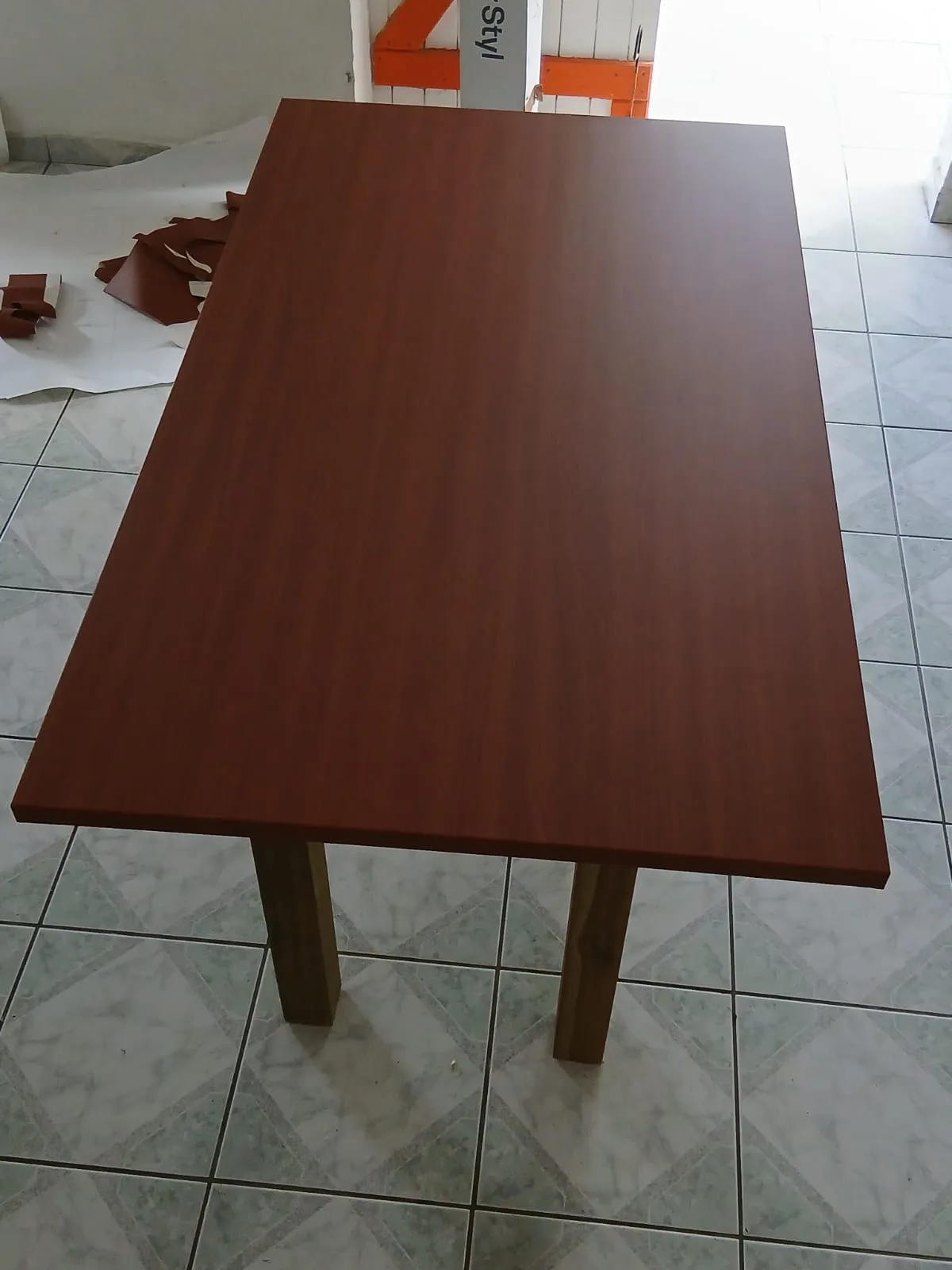 Plateau de table rénové au film vinyle adhésif
