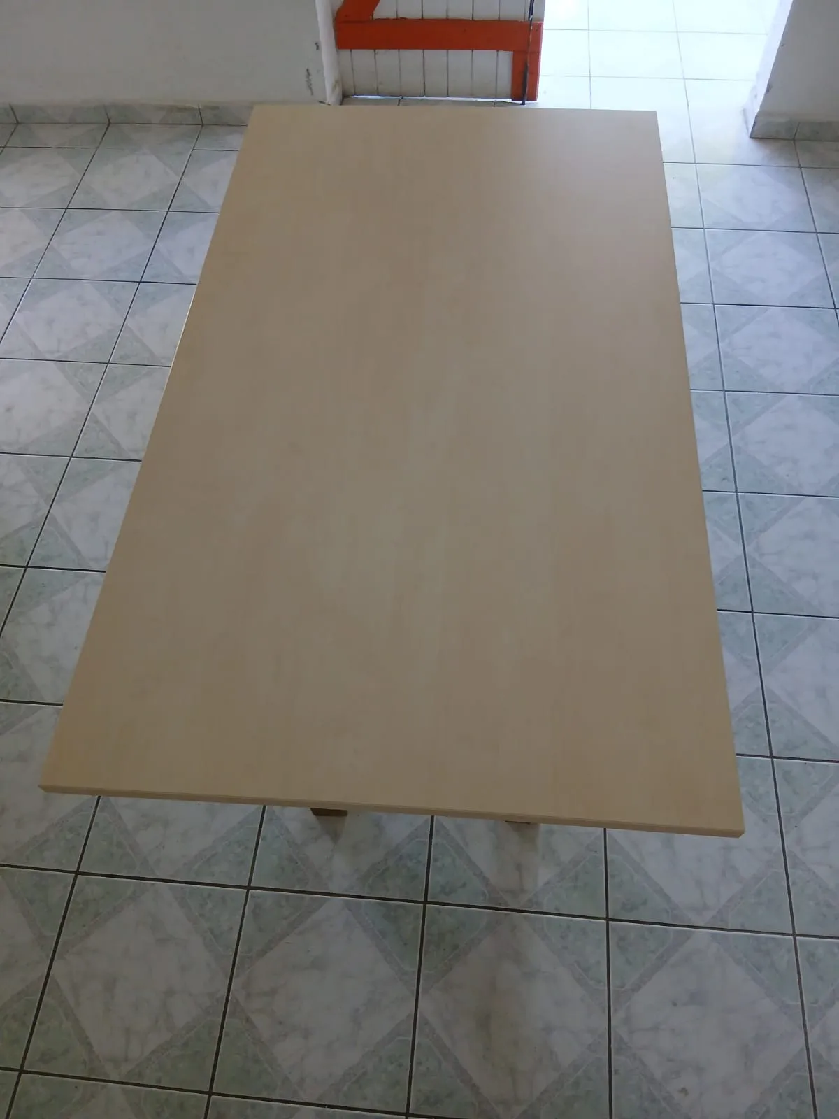 Table basse avant covering, plateau en stratifié marqué par l'usage