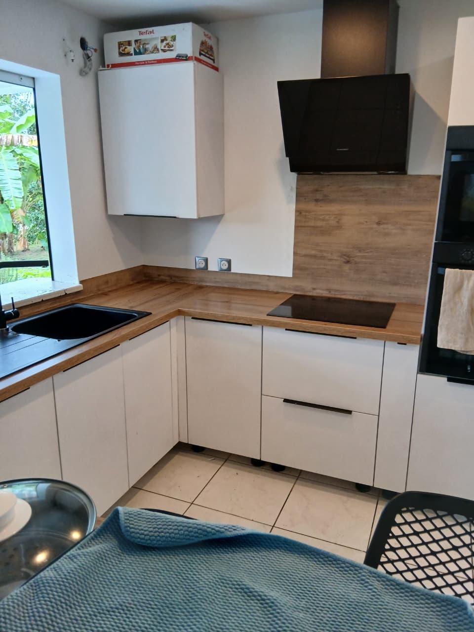 Cuisine moderne avec plan de travail effet bois